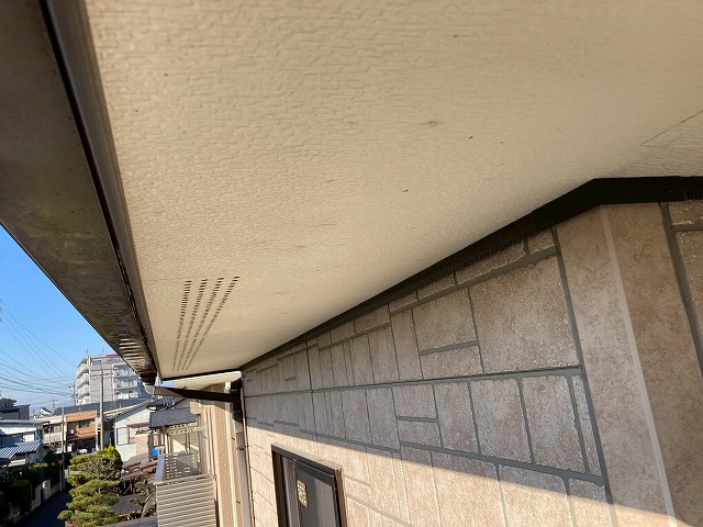 軒天井の表面を確認